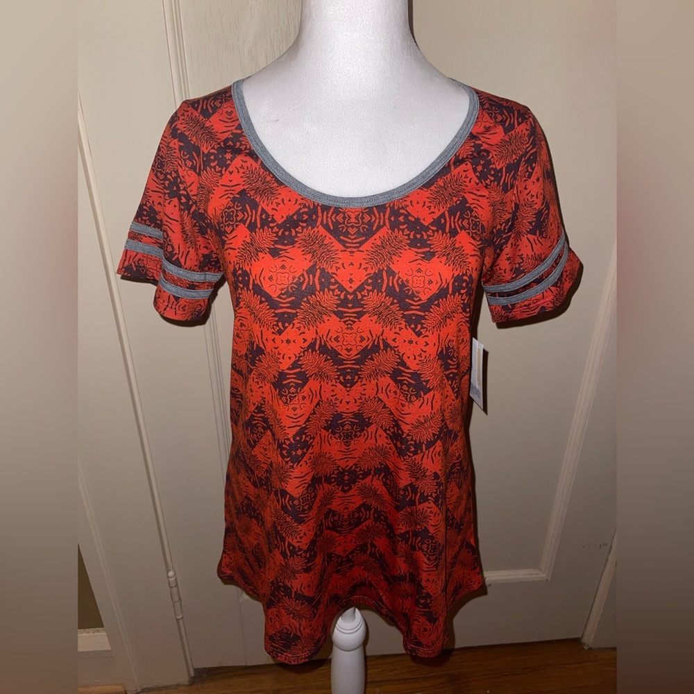 BNWT Lularoe XS Classic Tee